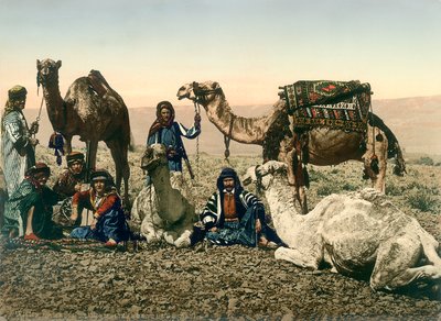 Westerse reizigers verkleed als bedoeïenen en hun gidsen met hun kamelen in de Jordaanvallei, ca. 1880-1900 door Swiss Photographer